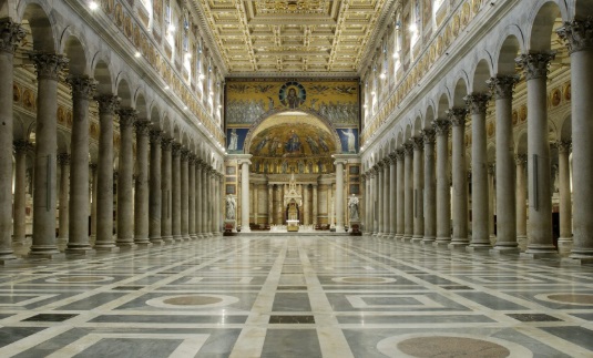 Interno della Basilica di San Paolo fuori le mura a Roma