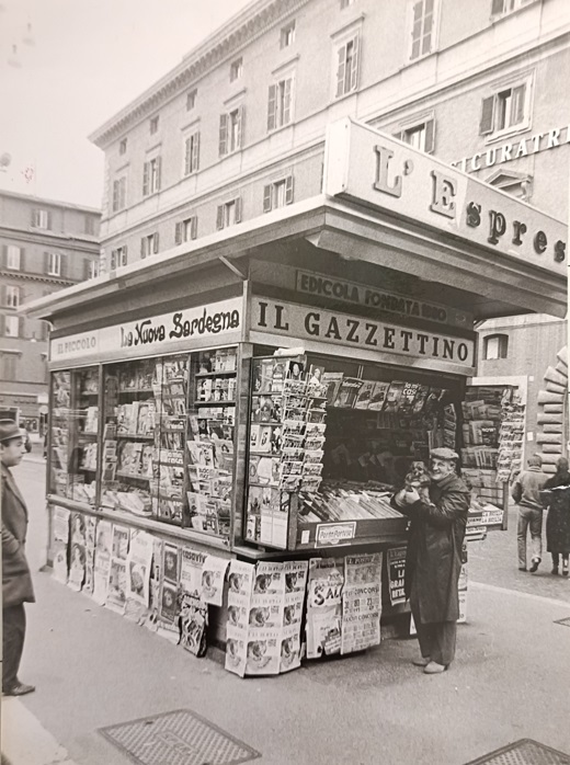 Vecchia edicola in foto d'epoca