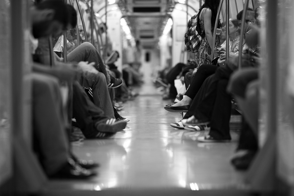 Persone sedute in treno, foto in bianco e nero