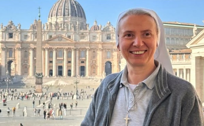 Suor Simona Brambilla (sullo sfondo il Vaticano)